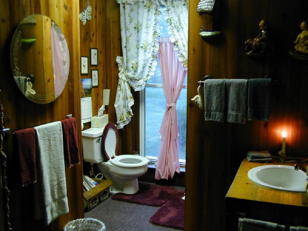 Bed and Breakfast bathroom